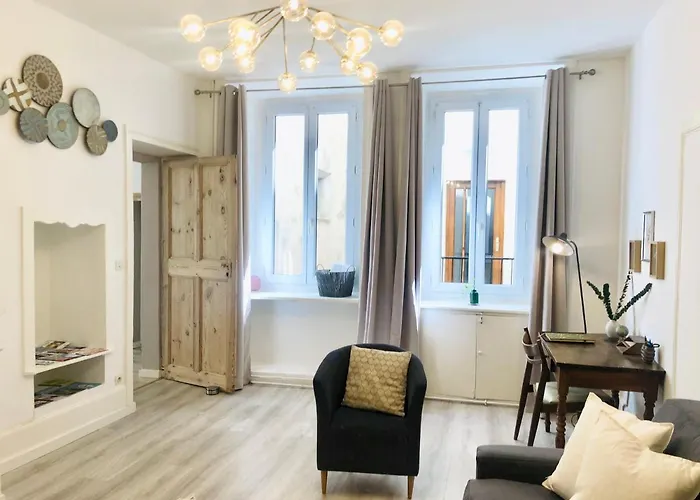 Elegant Apartment In Historic Center Of Tournon